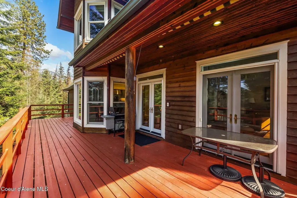 516 Kiebert Loop Hope ID 83836