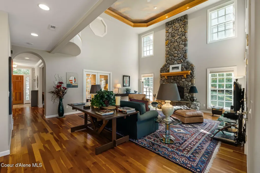 516 Kiebert Loop Hope ID 83836