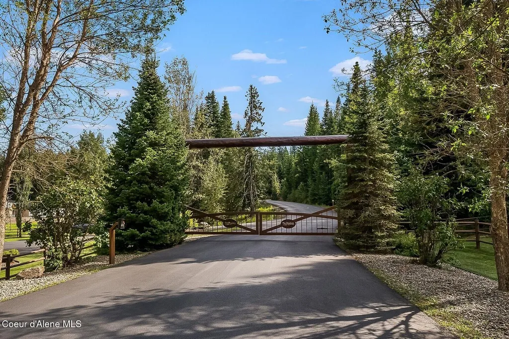 534 Saddleback Drive Naples ID 83847