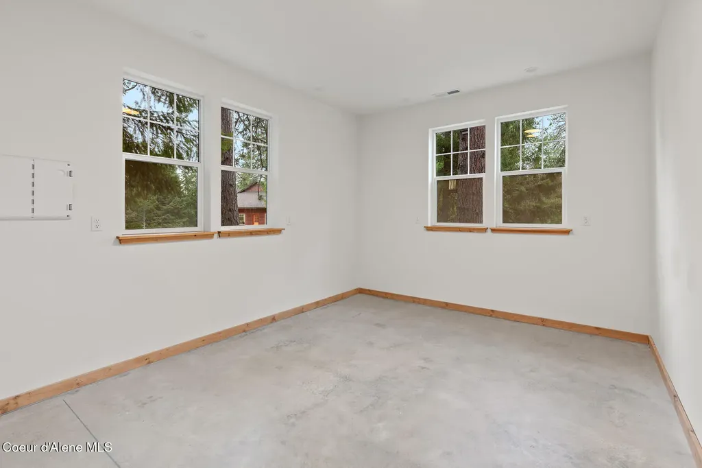 672 Hopkins Road Sandpoint ID 83864