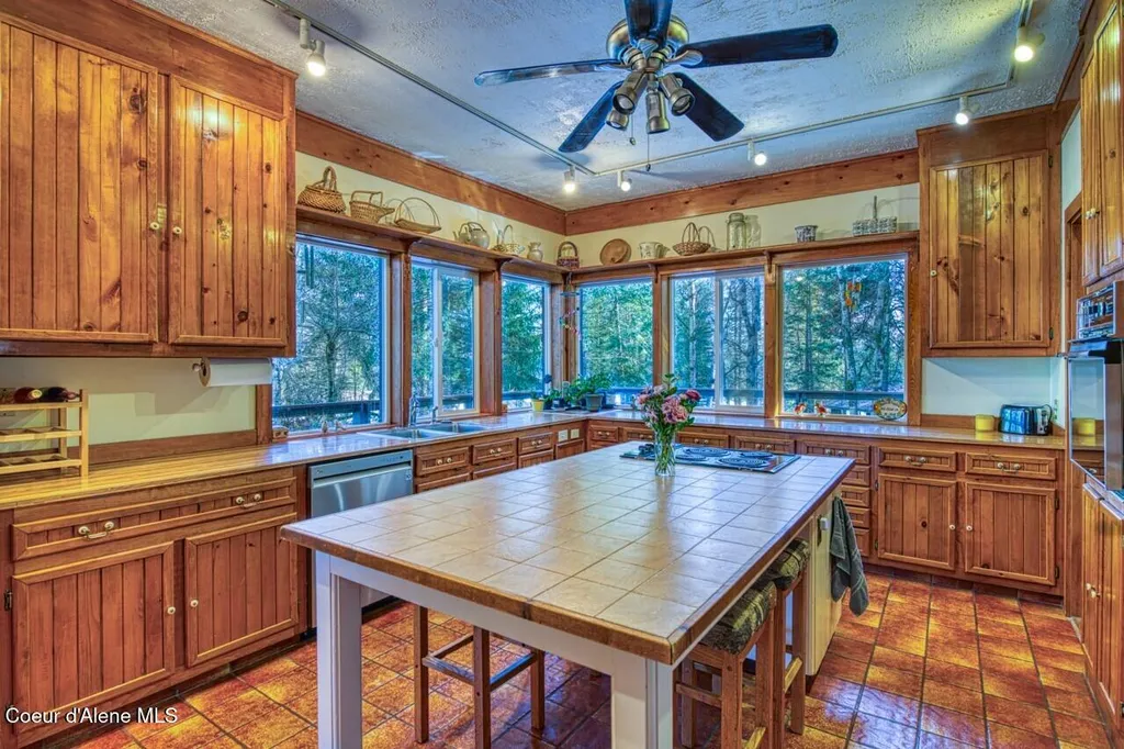 2298 Selkirk Road Sandpoint ID 83864