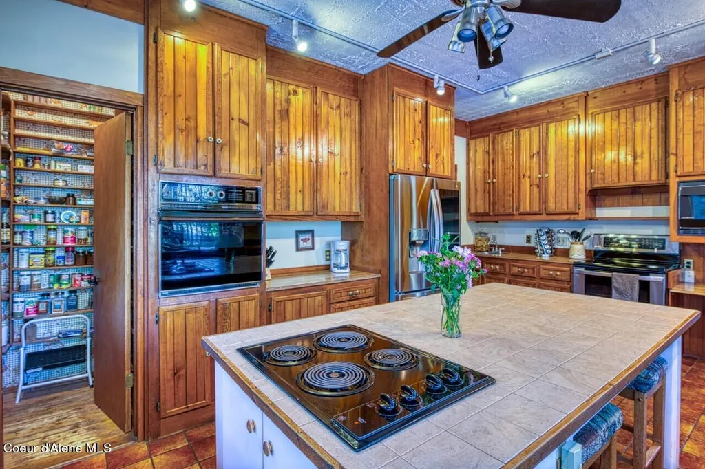 2298 Selkirk Road Sandpoint ID 83864