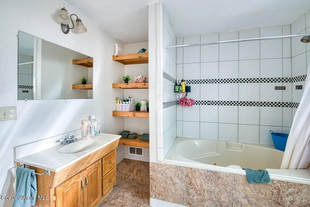 2298 Selkirk Road Sandpoint ID 83864