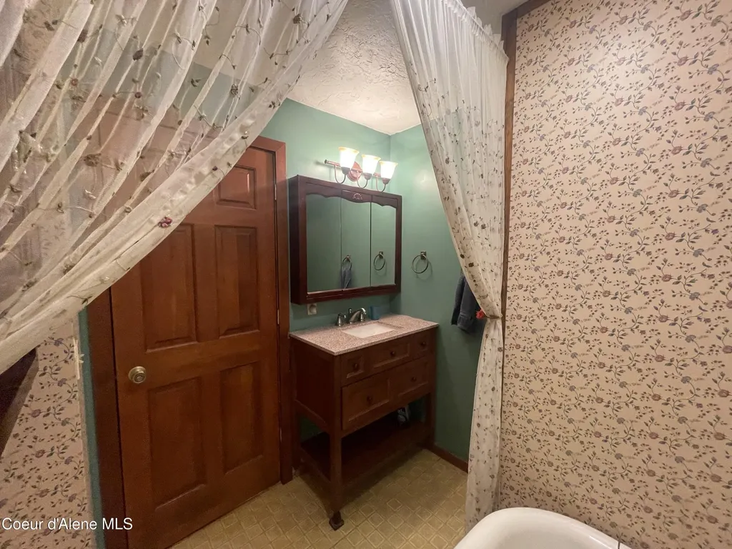 7042 Oak Street Bonners Ferry ID 83805