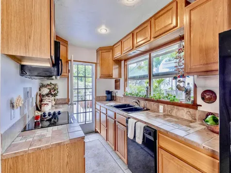 75-6124 Alii Drive Kailua-kona HI 96740