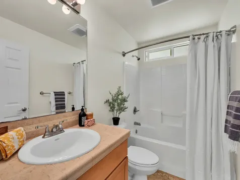 331 Noelani Loop Hilo HI 96720