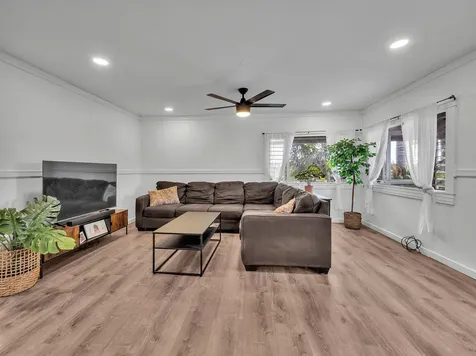 529-A Wainaku Street Hilo HI 96720