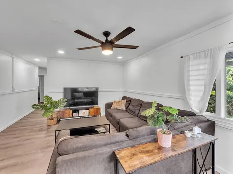 529-A Wainaku Street Hilo HI 96720