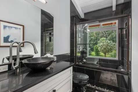 29-2115 Old Mamalahoa Highway Hakalau HI 96710