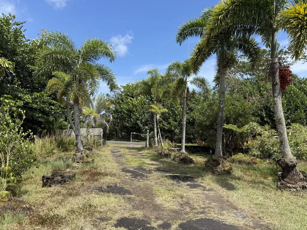 15-1888 27th Avenue Keaau HI 96749