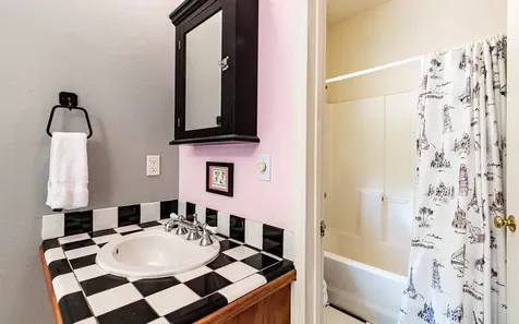 99-1846 Painiu Loop Volcano HI 96785