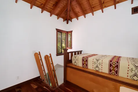 19-3975 Laukapu Avenue Volcano HI 96785