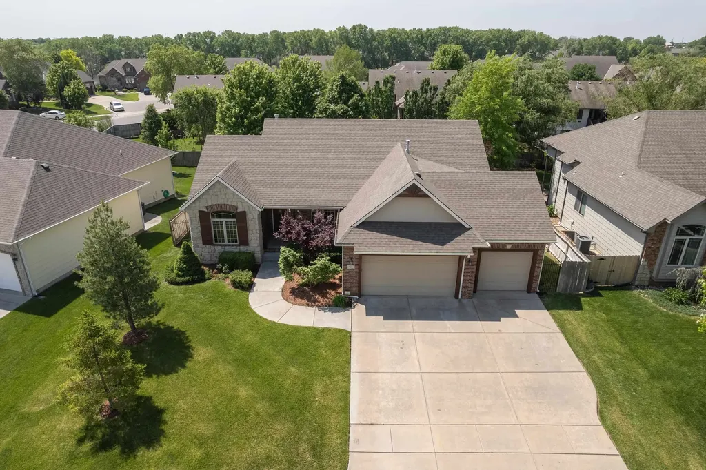 829 Crescent Lakes Circle Andover KS 67002
