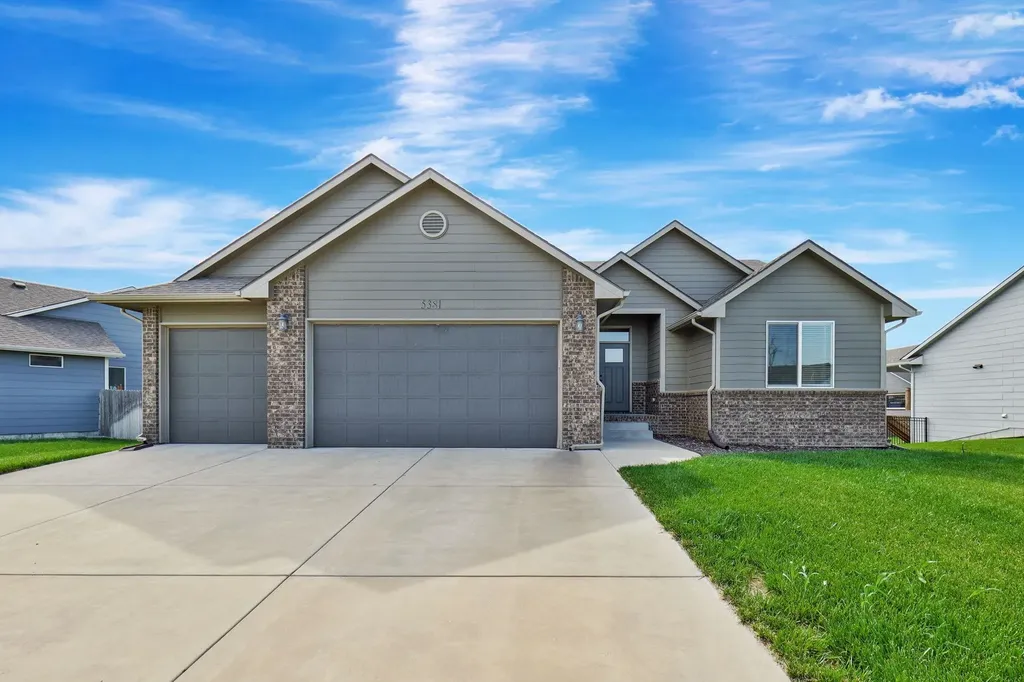 5381 N Pebblecreek Street Bel Aire KS 67226
