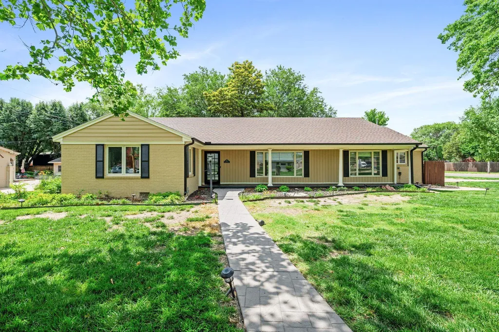 28 S Colonial Court Wichita KS 67207