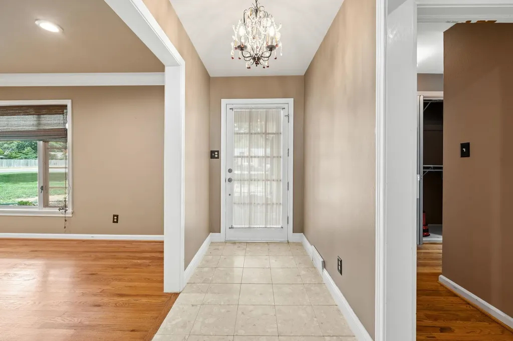 28 S Colonial Court Wichita KS 67207