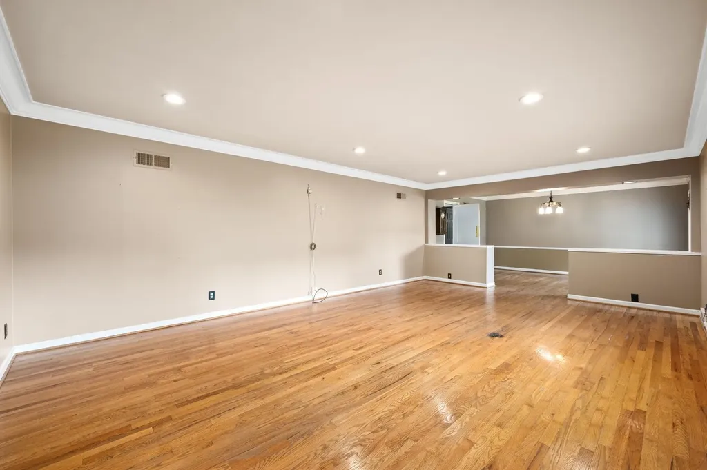28 S Colonial Court Wichita KS 67207