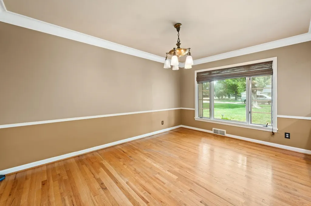 28 S Colonial Court Wichita KS 67207