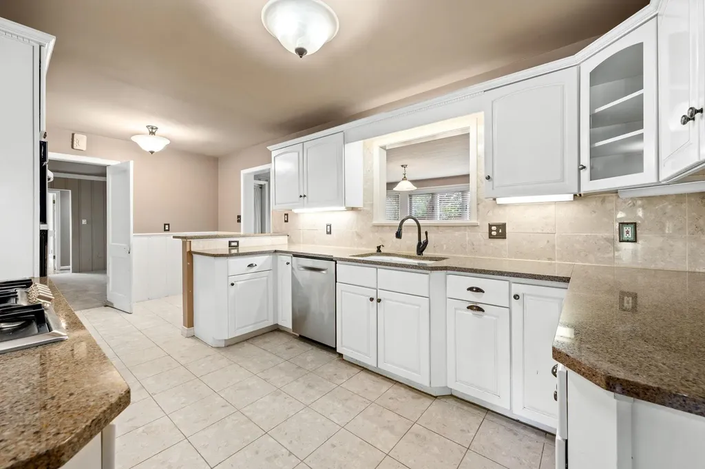 28 S Colonial Court Wichita KS 67207