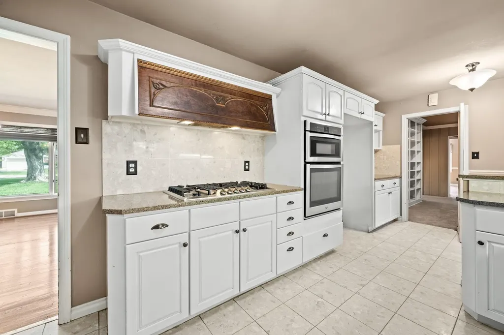 28 S Colonial Court Wichita KS 67207