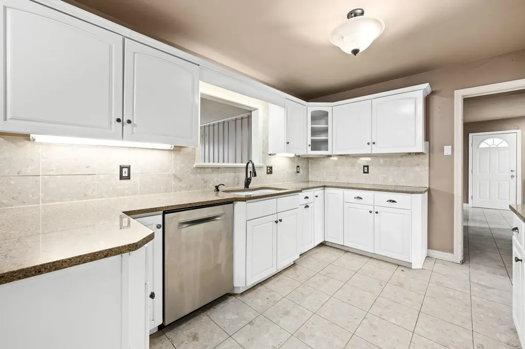 28 S Colonial Court Wichita KS 67207
