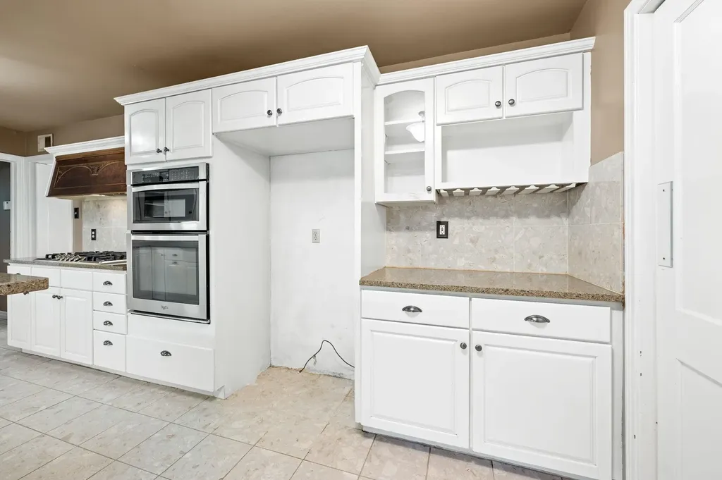 28 S Colonial Court Wichita KS 67207