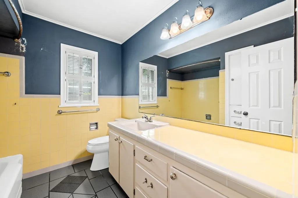 28 S Colonial Court Wichita KS 67207