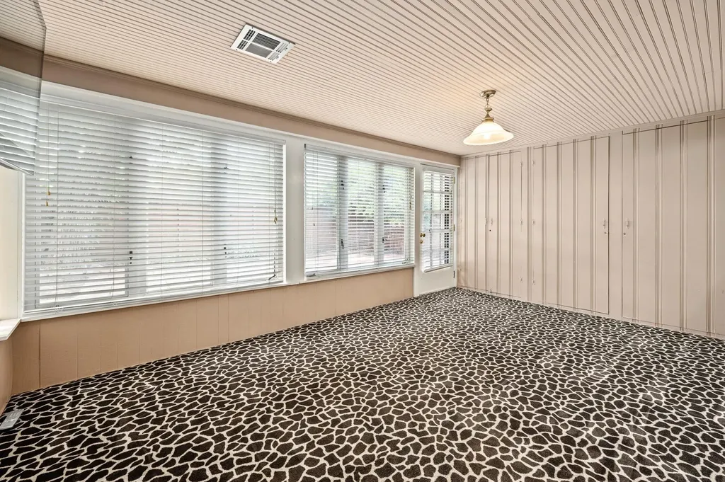 28 S Colonial Court Wichita KS 67207
