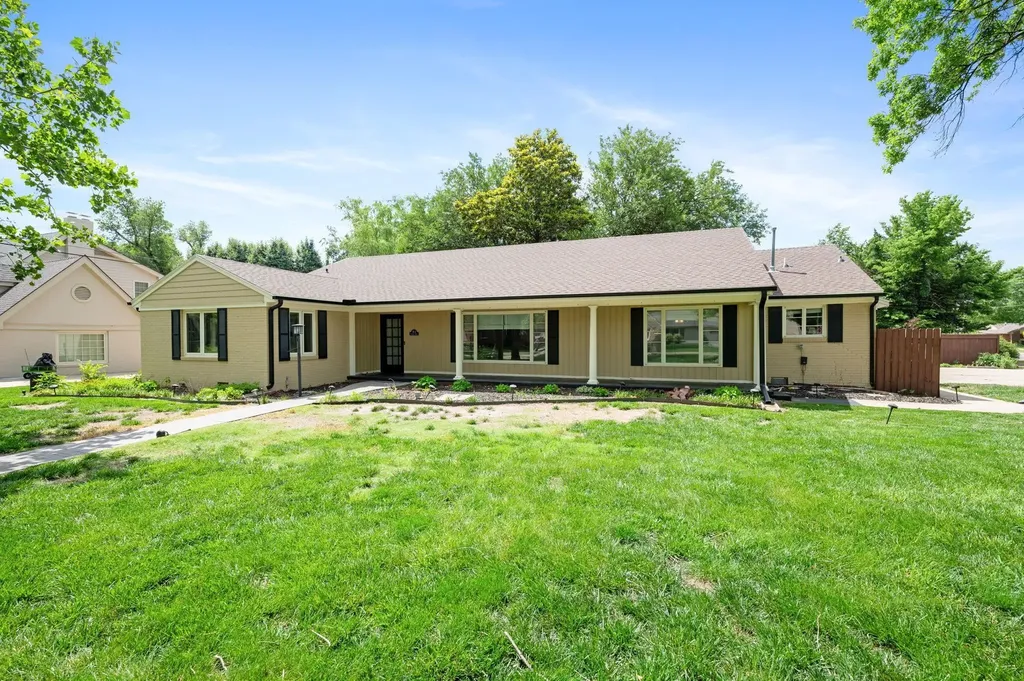 28 S Colonial Court Wichita KS 67207