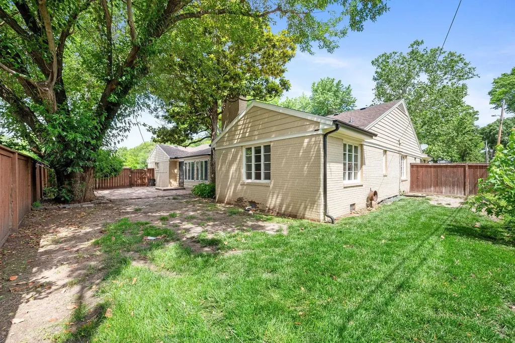 28 S Colonial Court Wichita KS 67207