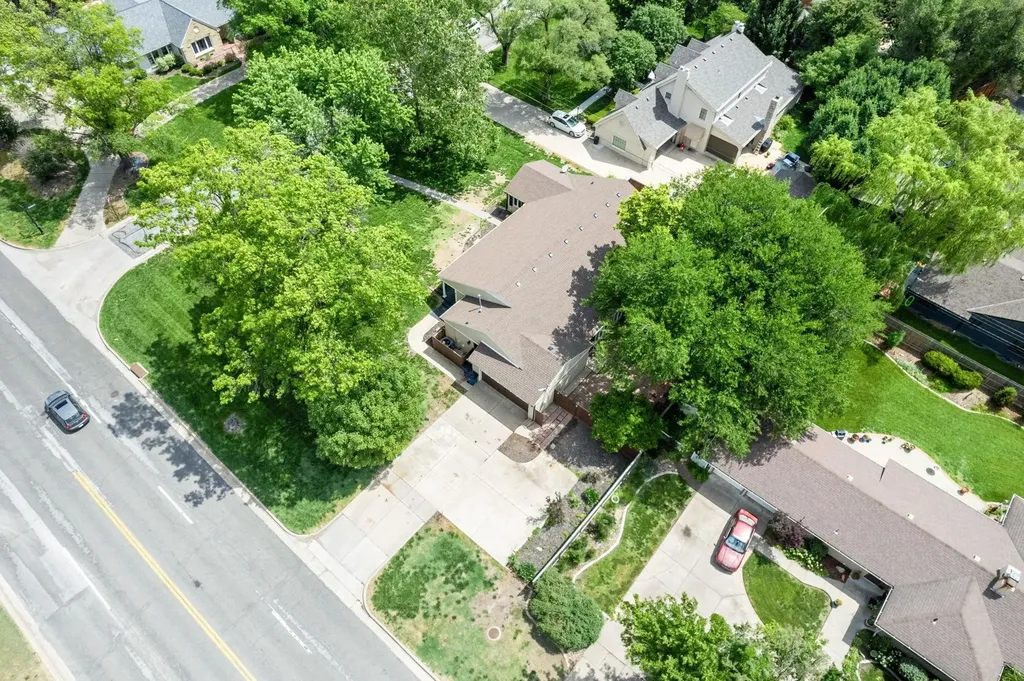 28 S Colonial Court Wichita KS 67207