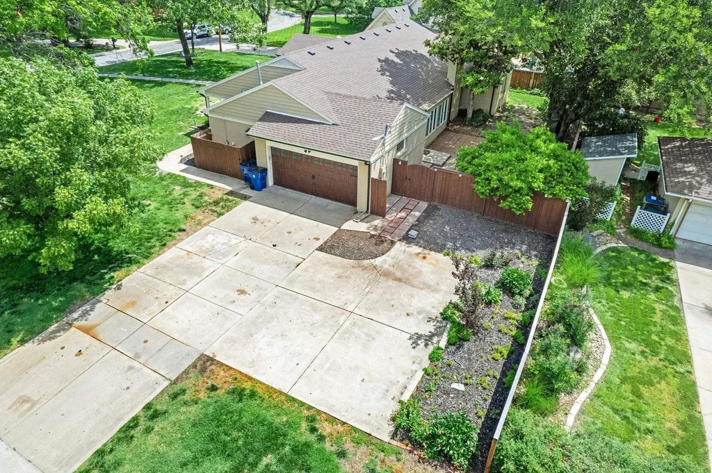 28 S Colonial Court Wichita KS 67207