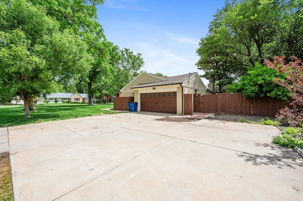 28 S Colonial Court Wichita KS 67207