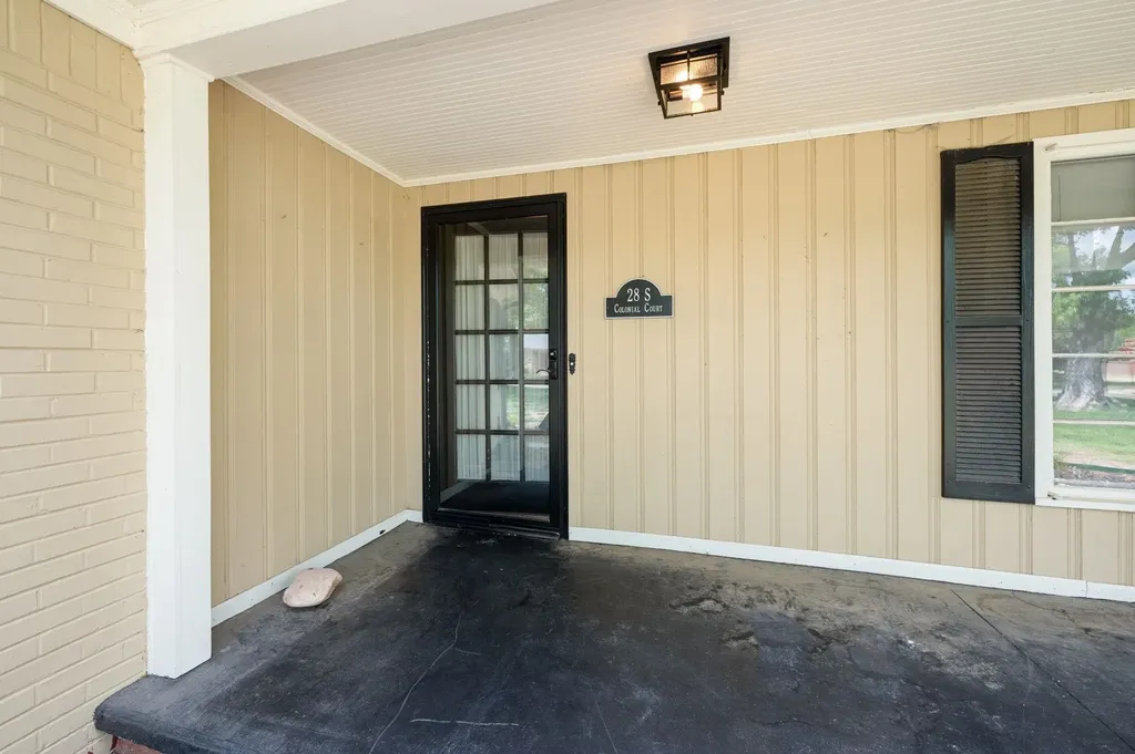 28 S Colonial Court Wichita KS 67207