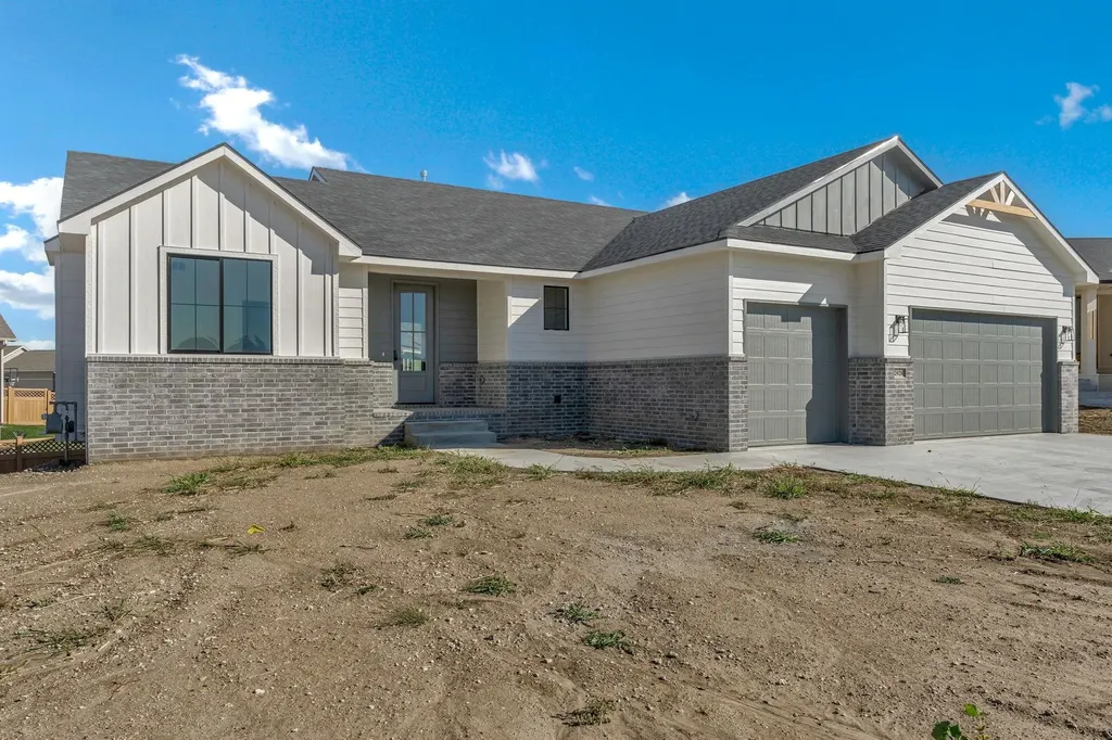 2928 E Burlington Circle Park City KS 67219