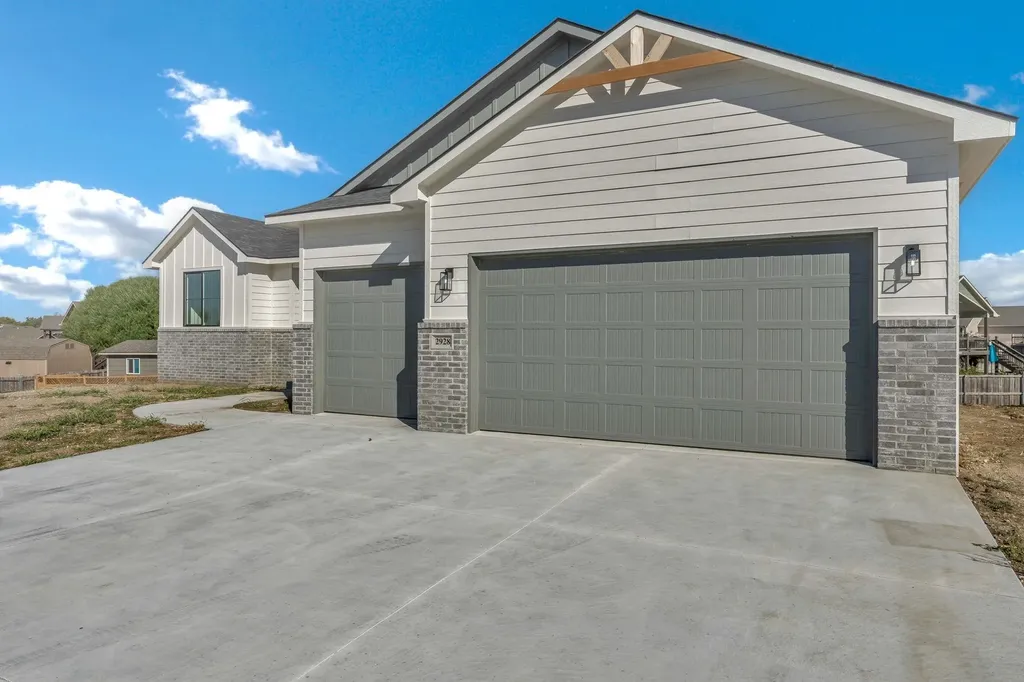 2928 E Burlington Circle Park City KS 67219