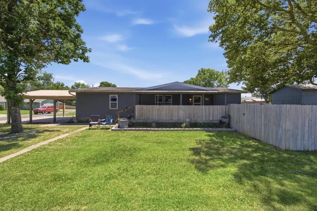 911 E Kelly Augusta KS 67010