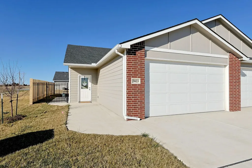 3835 S Bluelake Court Wichita KS 67215