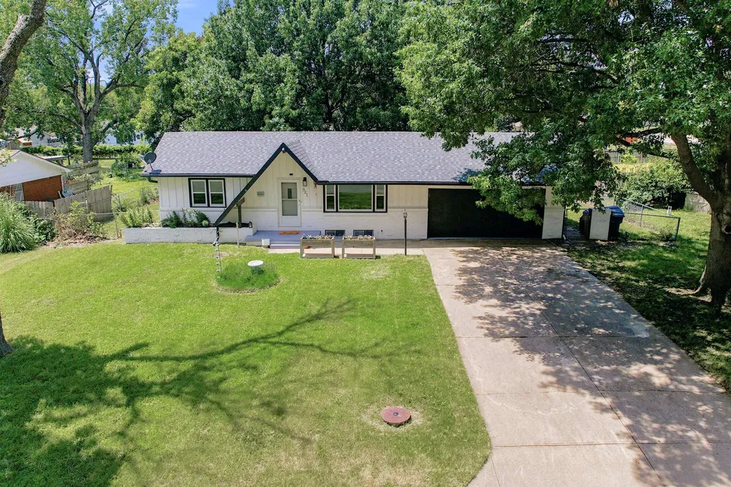 321 S 1st Street Clearwater KS 67026