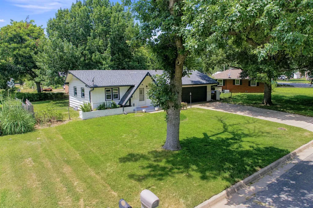 321 S 1st Street Clearwater KS 67026