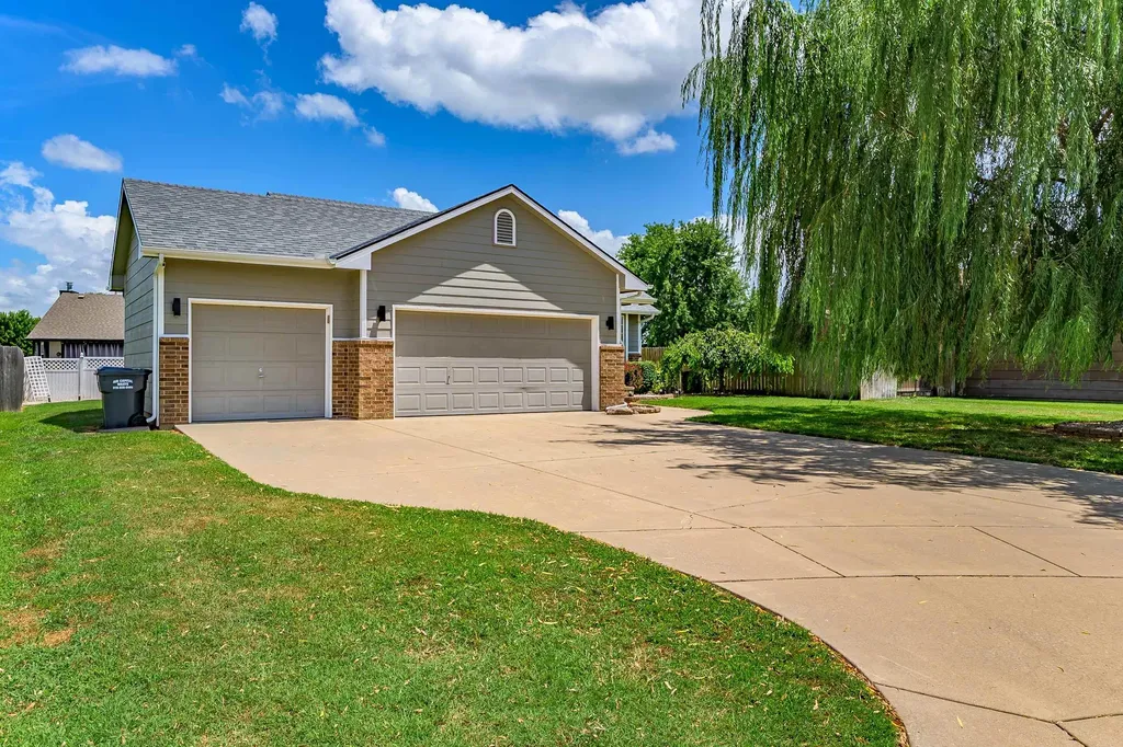 932 E Peach Court Haysville KS 67060