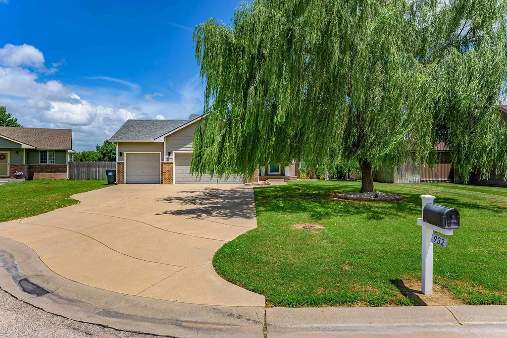 932 E Peach Court Haysville KS 67060