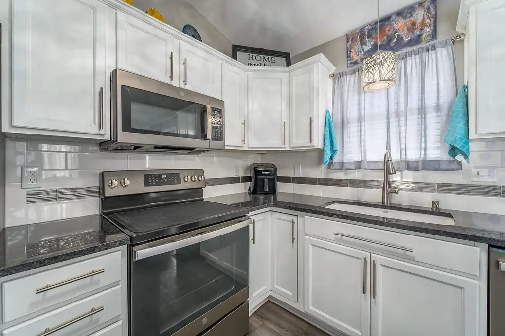 932 E Peach Court Haysville KS 67060