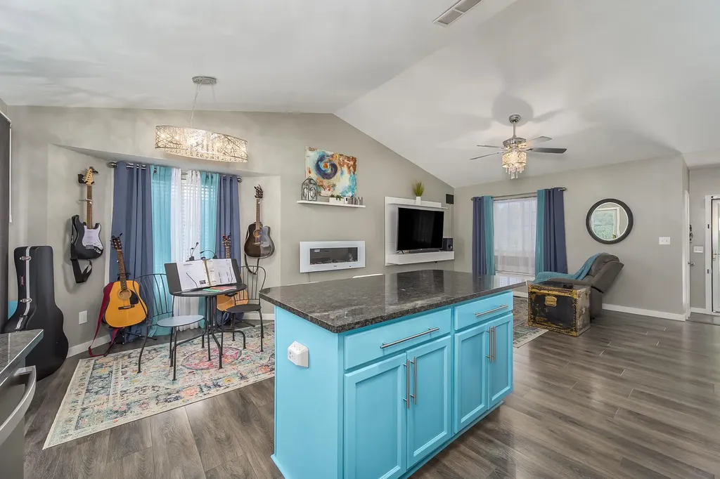 932 E Peach Court Haysville KS 67060