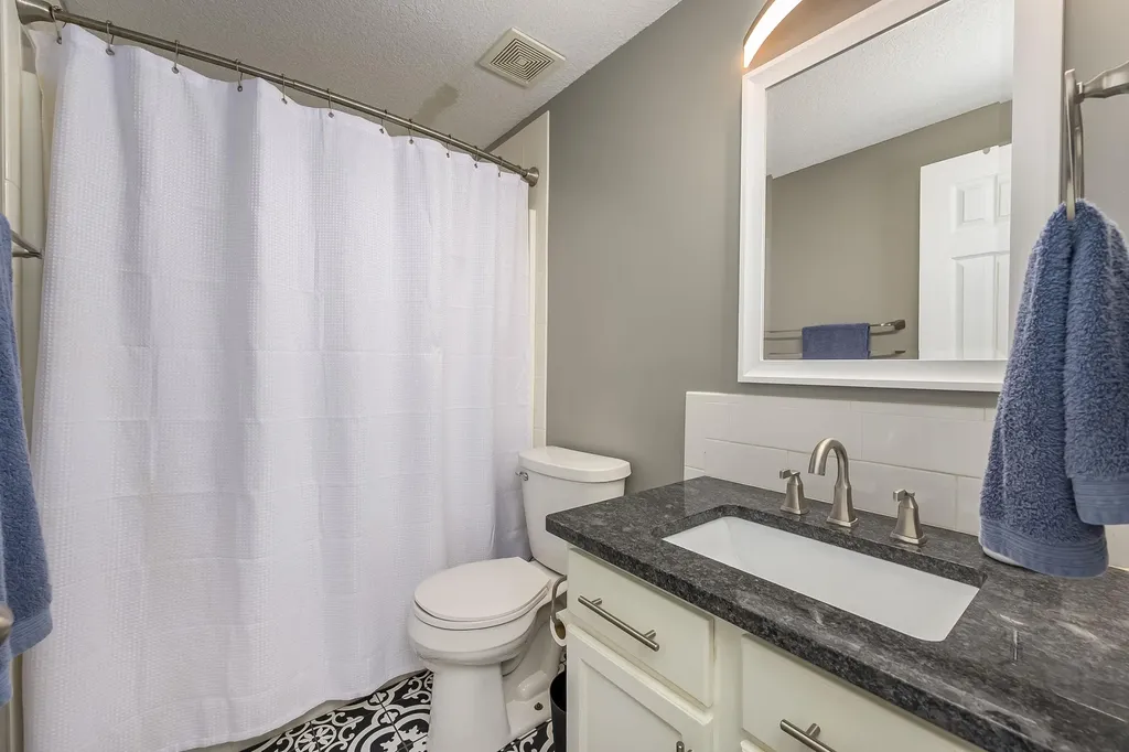 932 E Peach Court Haysville KS 67060