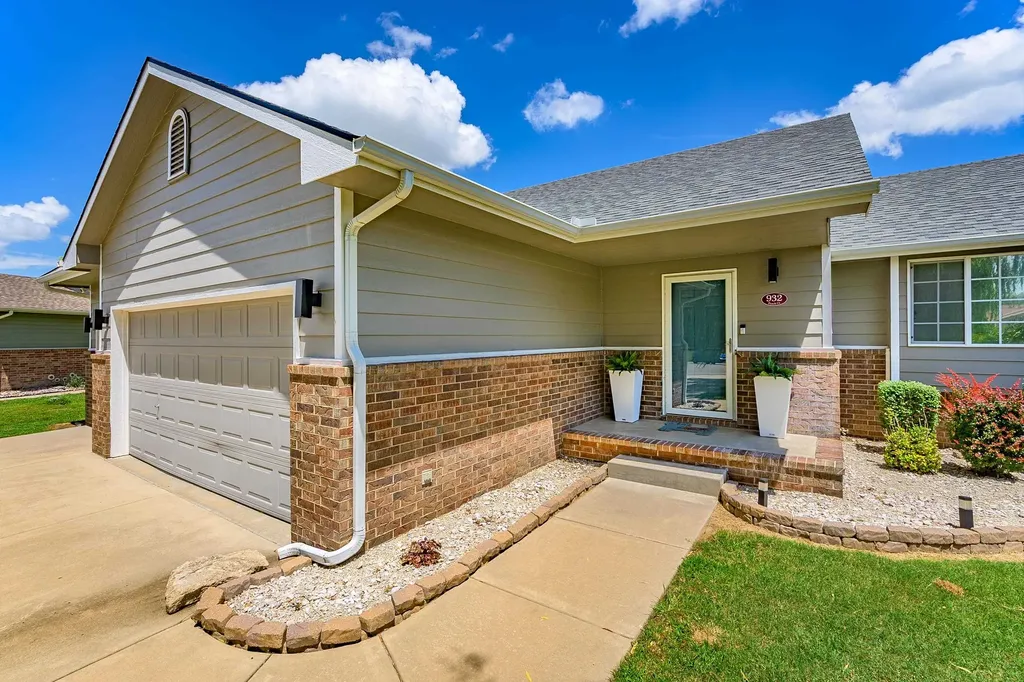 932 E Peach Court Haysville KS 67060
