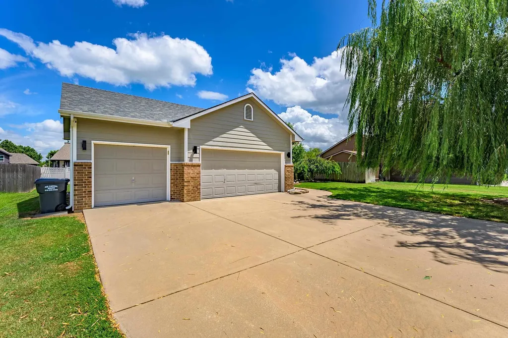 932 E Peach Court Haysville KS 67060