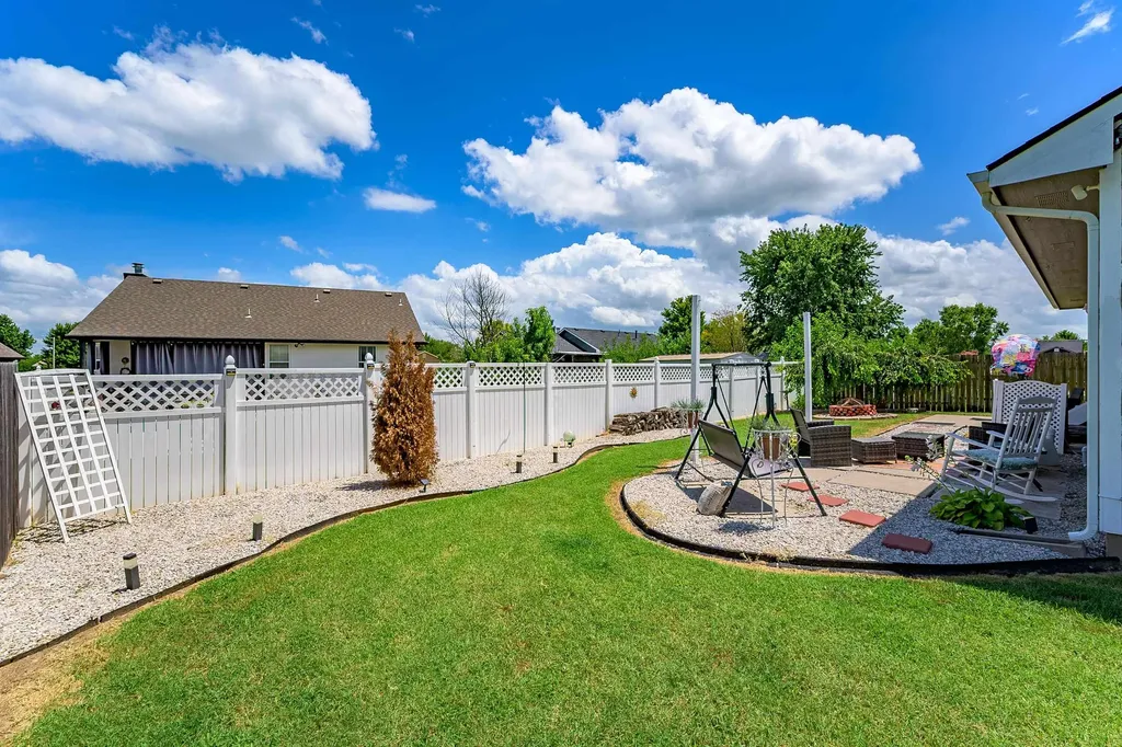 932 E Peach Court Haysville KS 67060