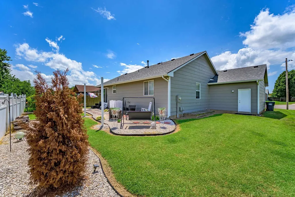 932 E Peach Court Haysville KS 67060