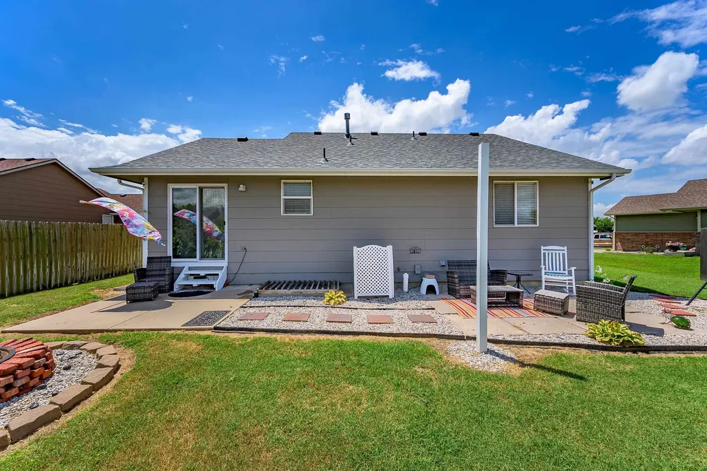 932 E Peach Court Haysville KS 67060